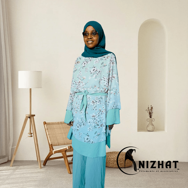 Tenue composée d'un haut long à motifs floraux et d'un pantalon large couleur vert 