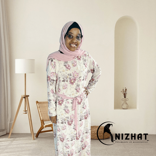 Robe longue blanc à motifs floraux roses et blancs + un hijab rose clair