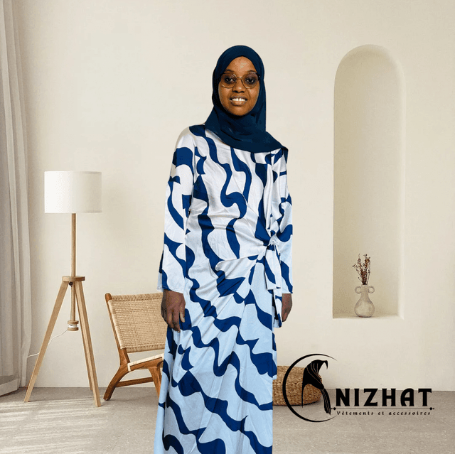 Robe longue satiné imprimée à motifs vagues bleu foncé et blanc