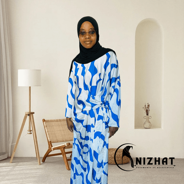 Robe longue satiné imprimée à motifs vagues bleu claire et blanc