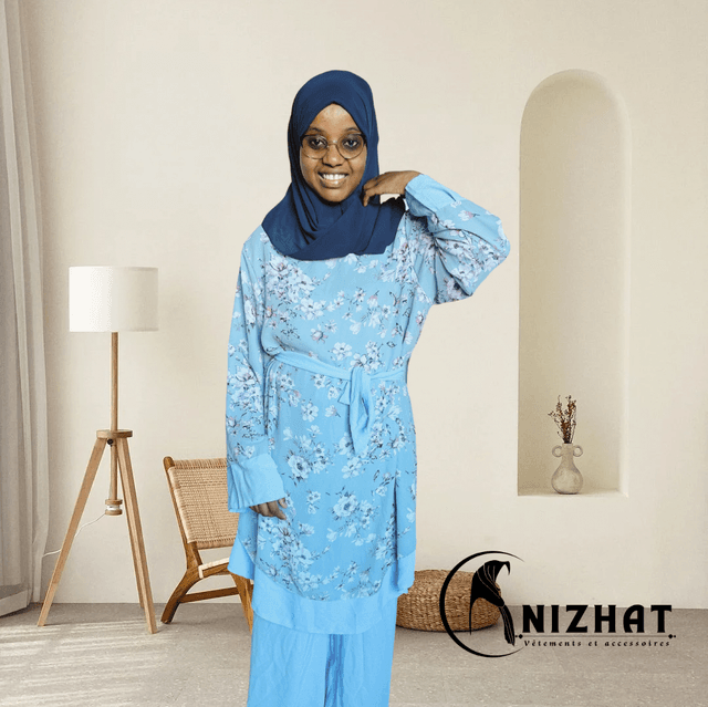 Tenue composée d&#039;un haut long à motifs floraux et d&#039;un pantalon large couleur bleu 