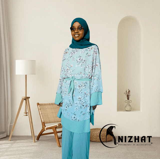 Tenue composée d&#039;un haut long à motifs floraux et d&#039;un pantalon large couleur vert 
