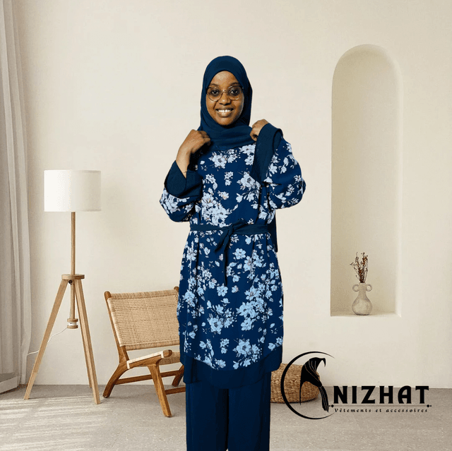 Tenue composée d&#039;un haut long à motifs floraux et d&#039;un pantalon large couleur noir
