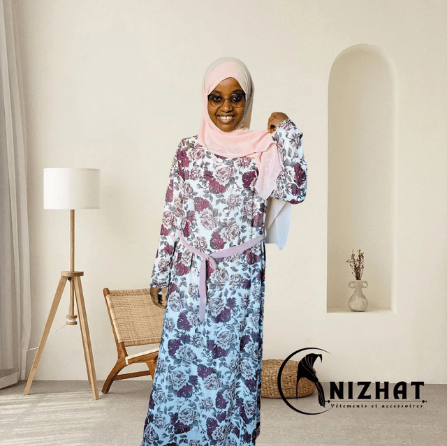 Robe longue blanc à motifs floraux roses et blancs + un hijab rose clair