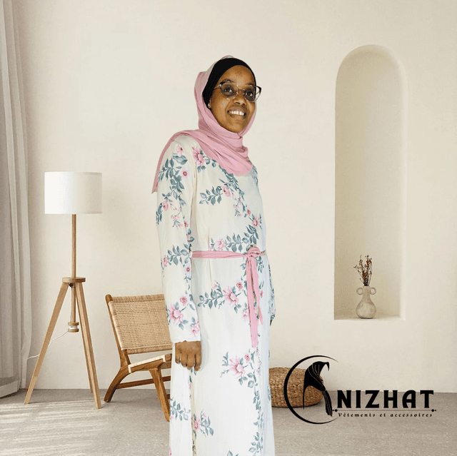 Robe longue blanc à motifs floraux vert et rose + un hijab rose clair