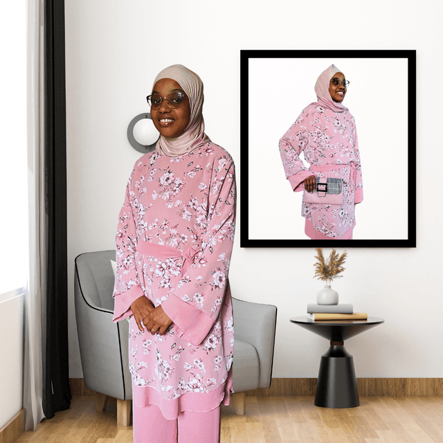 Tenue composée d&#039;un haut long à motifs floraux et d&#039;un pantalon large couleur rose