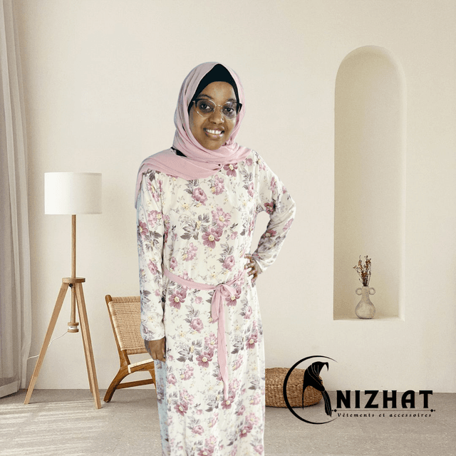 Robe longue blanc à motifs floraux roses et blancs + un hijab rose clair