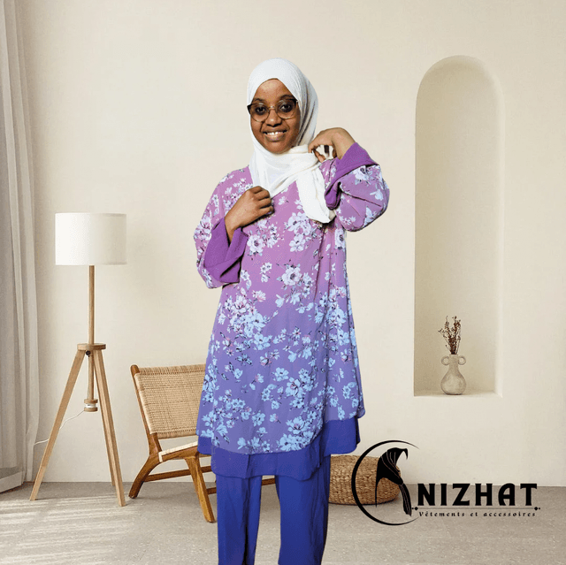Tenue composée d&#039;un haut long à motifs floraux et d&#039;un pantalon large couleur rose